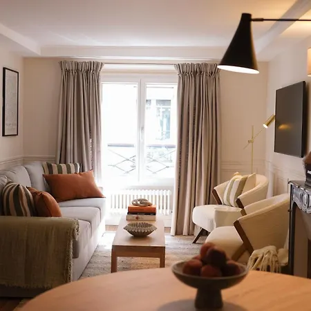 Elegance And Parisian Charm Tuileries Apartment